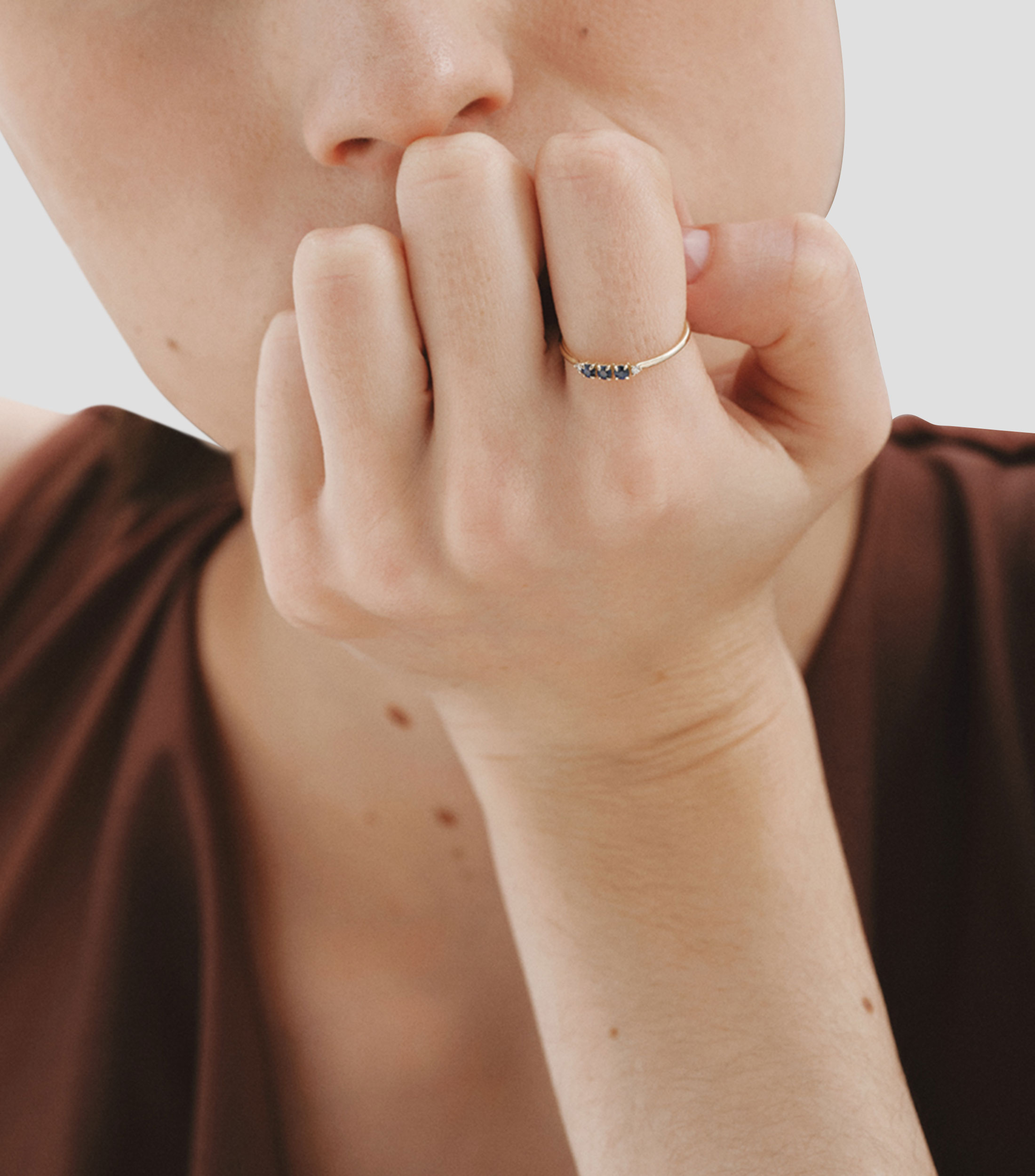 Anillo en Oro amarillo de 9 Kilates con zafiros y diamantes Mujer